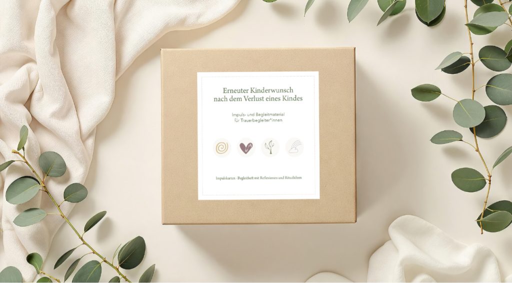 Cremefarbener Hintergrund, darauf eine box aus hellbraunem Karton, daneben grüne Blätter