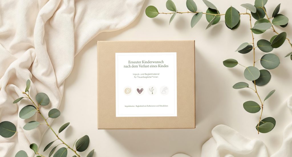 hellbrauner karton auf cremefarbenem Hintergrund, grüne Zweige daneben